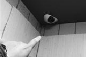 電梯攝像頭被涂黑 ，刷卡器被損壞究竟是何人所